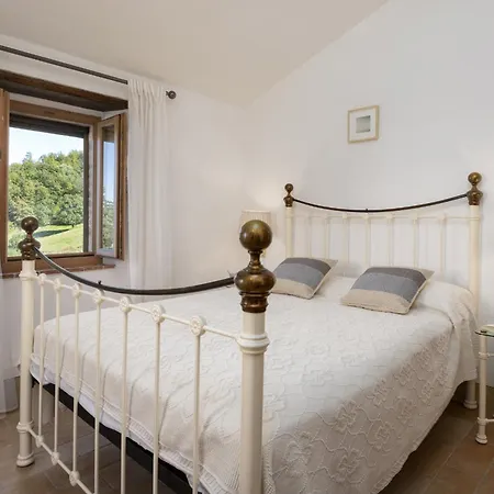 Casale La Cascina 8, Emma *