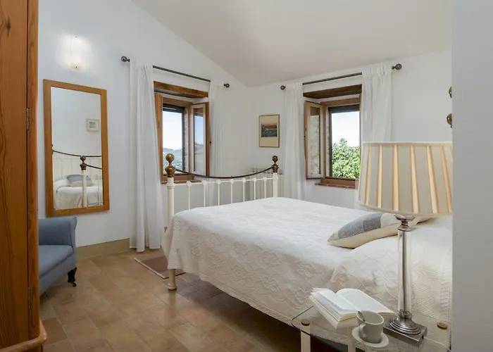 Casale La Cascina 8, Emma Villa