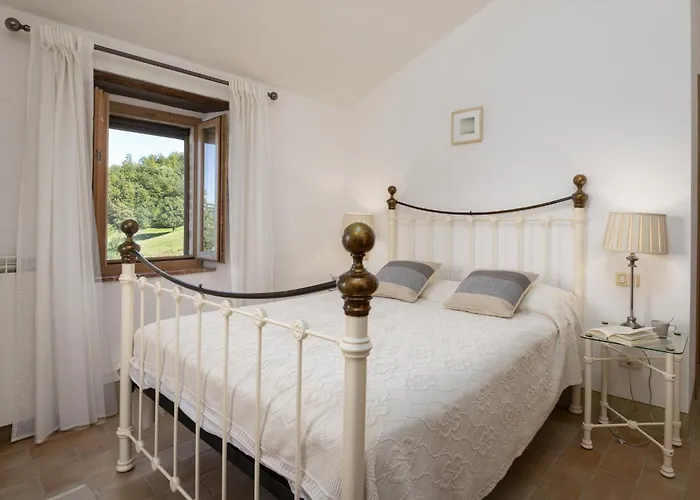 Casale La Cascina 8, Emma *