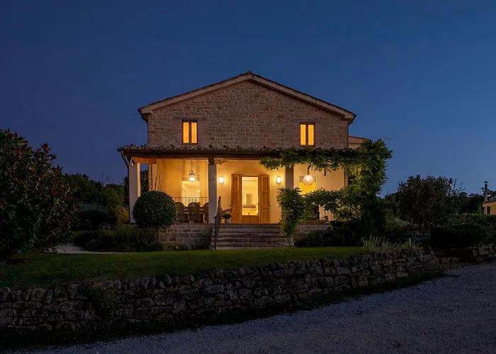 Casale La Cascina 8, Emma *